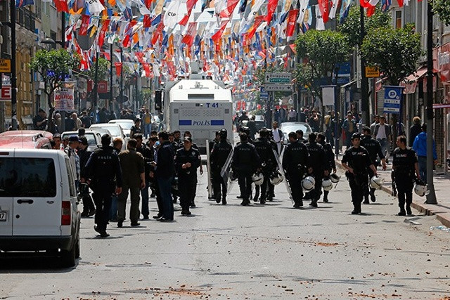 Lực lượng cảnh sát chặn dòng di chuyển của đoàn người biểu tình gần quảng trường Taksim, Thổ Nhĩ Kỳ tháng 5/2015. Ảnh:Internet