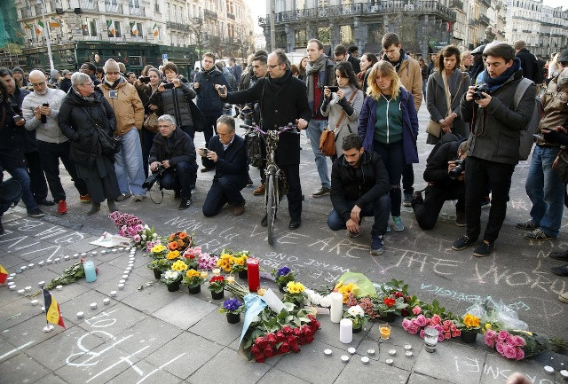 Người dân tập trung tưởng niệm nạn nhân các vụ đánh bom tại Brussels. Ảnh Businessinsider.