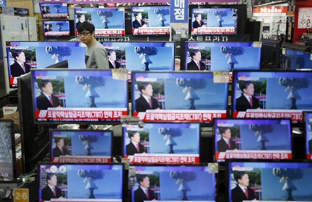 Tin về vụ thử bom H của Triều Tiên tràn ngập các phương tiện thông tin đại chúng của Hàn Quốc hôm 6-1. Ảnh Reuters.