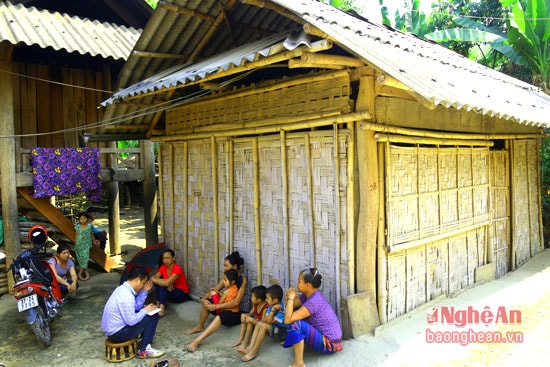 1 nhân chứng đang kể cho PV nghe quá trình đi Trung Quốc của con em họ.