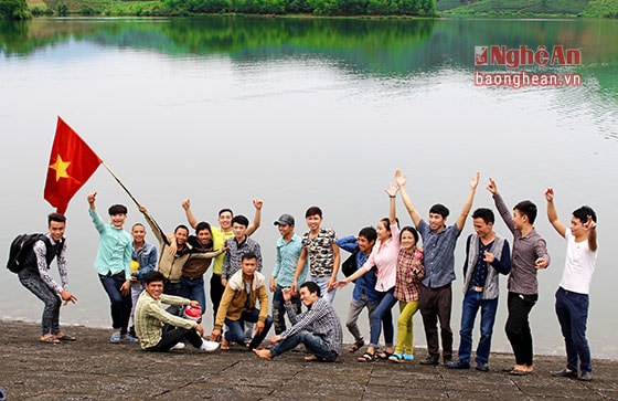 A lot of young people planned to travel and explore this green tea island during the holiday, which brought about an energetic and dynamic atmosphere.