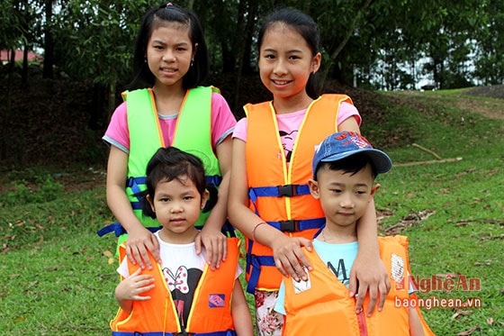 To ensure safety, children must wear life vests when travelling by boats round the island.