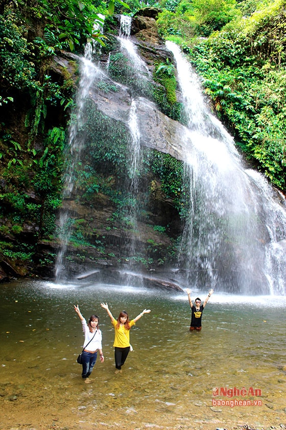 Rain waterfall in Thanh Huong Commune is also attractive to tourists. The water falling from high above forms white, multi-level water pillars, which is both spectacular and romantic.