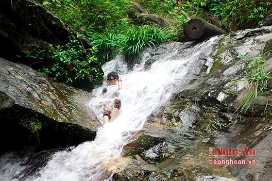 Tourists felt excited when lying in the pure and cool water of Rain waterfall.