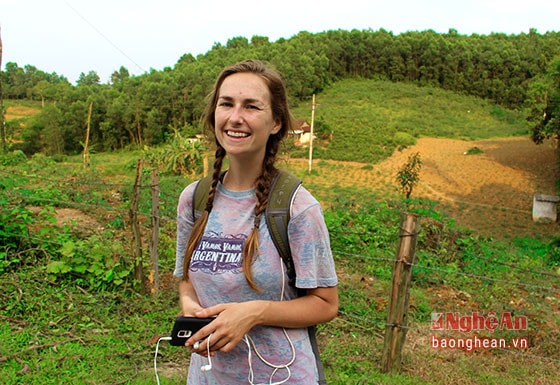 Even foreigners cannot resist the charm of this wonderful waterfall. Miss Katie from America walked more than 10 kilometers to enjoy Rain waterfall.