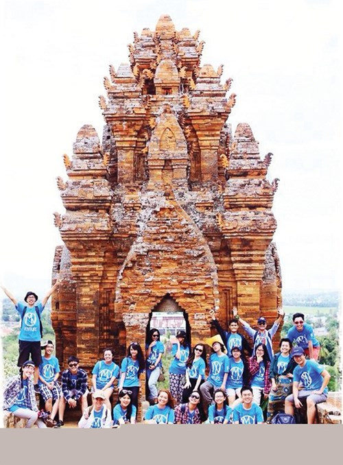  Các thành viên tham gia hành trình xuyên Việt IM Venture  tại Tháp Chàm, Phan Rang. Ảnh: NVCC.