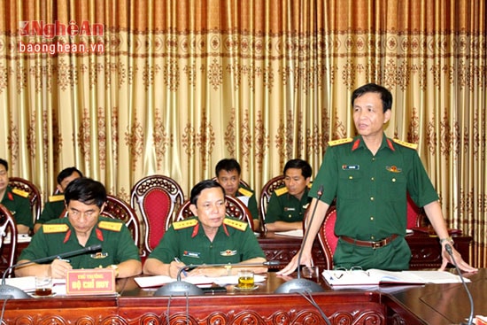 Đại tá Hà Tân Tiến - Chỉ huy trưởng Bộ CHQS tỉnh báo cáo với đoàn kiểm tra công tác SSCĐ của đơn vị.