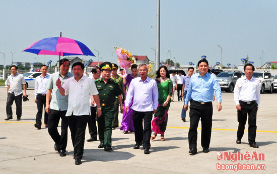 Các đồng chí lãnh đạo tỉnh trưc tiếp đón đoàn công tác Trung ương tại Cảng sân bay quốc tế Vinh