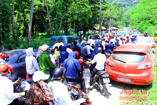 Tính đến ngày 01/5 đã có hàng vạn lượt người tìm về thác Khe Kèm để du lịch, điều này gây ra ùn tắc cục bộ trên đường vào thác.