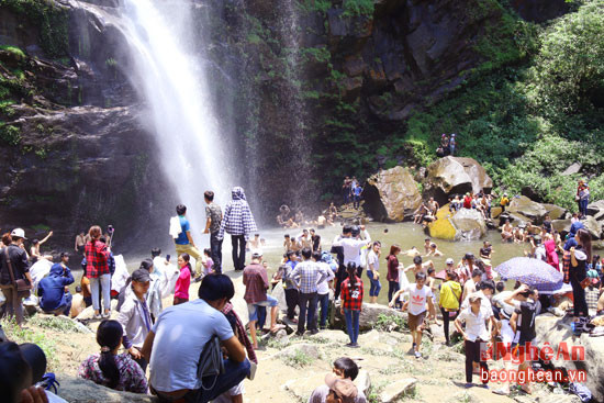 Khu vực thác là nơi tập trung đông người nhất.