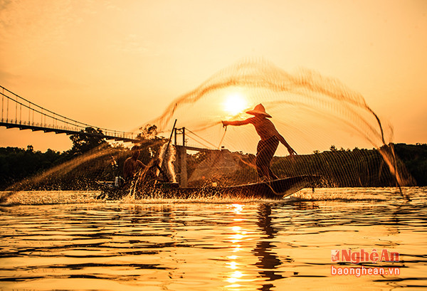 Dòng sông Lam quê hương sẽ trở nên thiếu sức sống nếu không có những người chài lưới