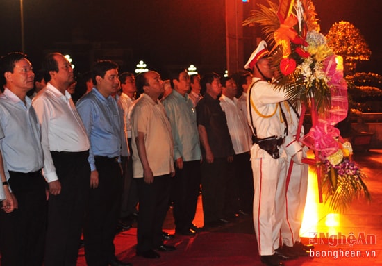 Thủ tướng Nguyễn Xuân Phúc cùng đoàn công tác Chính phủ đến dâng hoa trước Tượng đài Bác Hồ tại Quảng trường Hồ Chí Minh.