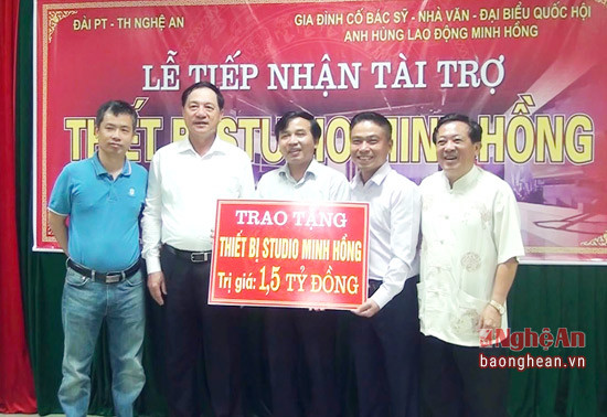 bác sỹ Nguyễn Minh Sơn con cố bác sỹ Nguyễn Minh hồng trao tặng thiết bị studio cho Đài PTTH tỉnh.