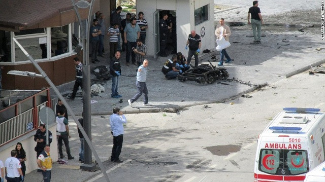 Hiện trường vụ nổ bom xe tại trụ sở cảnh sát Thổ Nhĩ Kỳ ở tỉnh Gaziantep. Ảnh : CNN.