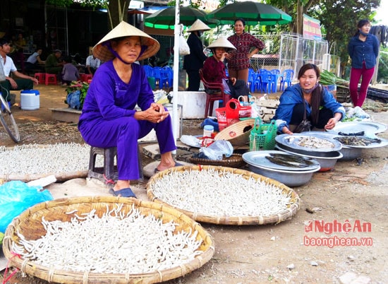 Ngoài việc làm ra sản phẩm tơ, tằm còn được bán ở chợ. Tằm có thể chế  biến được nhiều món ăn bổ dưỡng với giá bán 70 ngàn đồng/1kg.