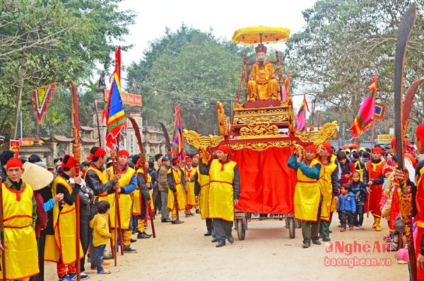 Lễ rước bộ Di tượng Uy Minh Vương Lý Nhật Quang tại lễ hộ Đền Quả Sơn xã Bồi Sơn huyện Đô Lương. Ảnh: P.V