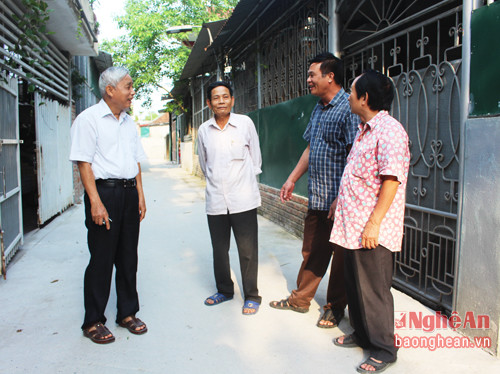 Ông Đinh Trọng Xoan (ngoài cùng bên trái) trò chuyện với bà con cư dân khối 7 phường Hà Huy Tập (TP.Vinh)