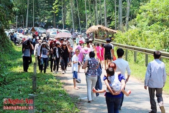 Những ngày lễ có hàng vạn lượt người đã đến thác Kèm du lịch nghỉ ngơi giữa cái nắng như đổ lửa.