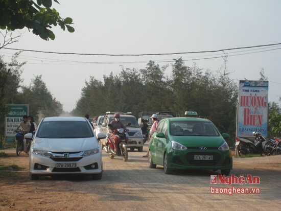 Trời càng về chiều du khách từ xa đến biển Quỳnh Nghĩa đi bằng xe ô tô đến càng đông