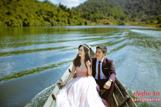 Sông Giăng xanh biếc, ngồi trên “du thuyền”, chẳng còn gì khiến Dũng và Nga thấy lãng mạn hơn thế