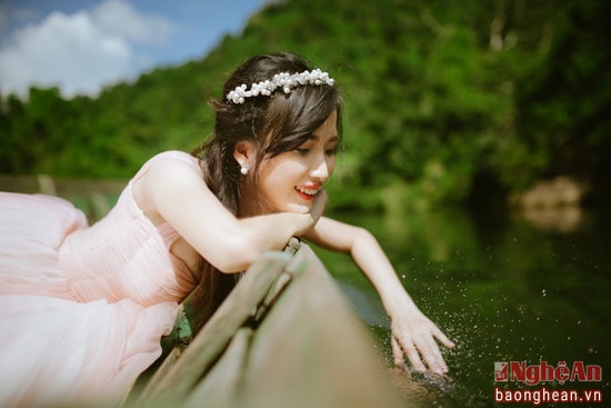 Cô dâu Hoàng Nga thích nghịch ngợm cùng với những sóng nước li ti, mát rượi nơi đại ngàn Pù Mát