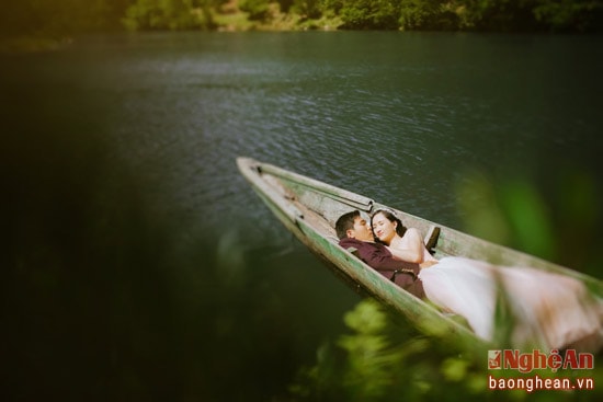 Tình yêu của họ cùng chìm đắm vào sông nước mênh mông, trên con thuyền độc mộc trôi lững lờ