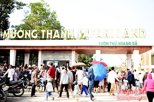 1.Năm nay, bên cạnh biển Cửa Lò, Bãi Lữ, Cửa Hội, Vườn quốc gia Pù Mát… là những địa chỉ quen thuộc của du lịch Nghệ An, thì khu sinh thái Mường Thanh Diễn Lâm là một lựa chọn mới mẻ thu hút du khách thập phương trong dịp lễ 30/4.
