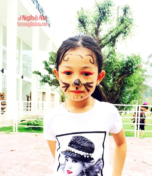 Khu vực hóa trang miễn phí, thử làm “cư dân” khu vườn thú với hình vẽ động vật ngộ nghĩnh thu hút đông đảo trẻ em