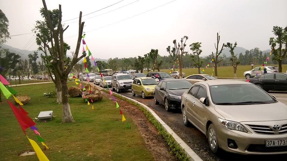 Do lượng khách đổ về quá đông gây nên tắc nghẽn hơn 2 tiếng đồng hồ ngay đường vào