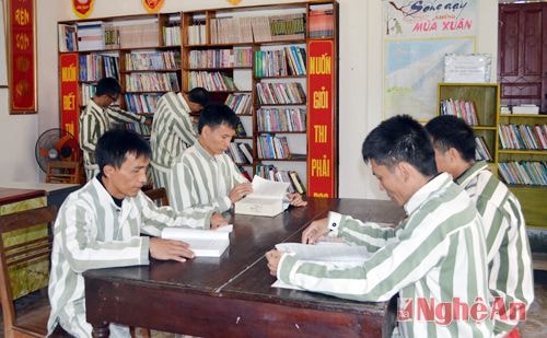 Các phạm nhân đọc sách ở Thư viện phân trại 1 ( Trại giam số 3)