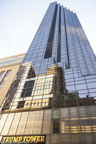 Tỷ phú Donald Trump sống trong căn hộ penhouse 3 tầng trên tòa tháp mang tên ông ở New York.
