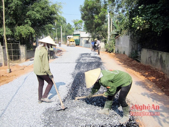 Đơn vị thi công đang hoàn tất những phần việc cuối cùng trên tuyến đường Nghi Kiều đi Đại Sơn