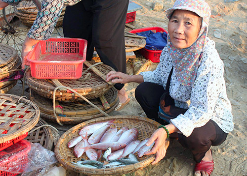 Sau ảnh hưởng bởi đợt cá chết hàng loạt, nhiều ngư dân ở vùng cảng cá Cửa Sót (huyện Lộc Hà, Hà Tĩnh) đã ra khơi, nhộn nhịp mua bán trở lại. Ảnh: Đức Hùng