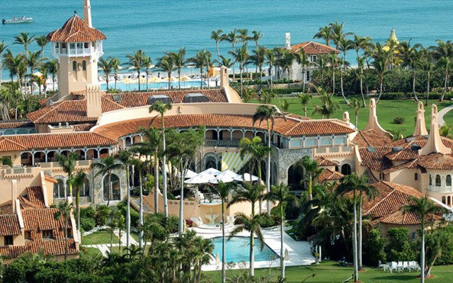 Một dinh cơ nữa của tỷ phú Donald Trump là căn biệt thự ven biển ở Florida với hồ bơi bên cạnh.