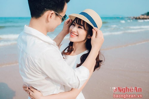 Hạnh phúc bên bờ biển Cửa Lò cát trắng, sóng xanh yên bình.