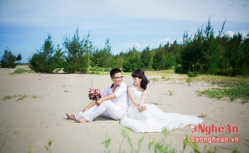 Bãi cát phẳng, trắng tinh khôi dọc bờ biển Cửa Hội gợi vẻ hoang sơ, lãng mạn.