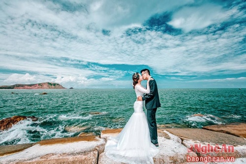 Xã Nghi Thiết thuộc huyện Nghi Lộc có nhiều bãi biển hoang sơ như bãi Cửa Hiền, bãi Núi Rồng, bãi Hoàng, bãi Chánh Hánh… với nước và cát sạch, môi trường thiên nhiên trong lành, bãi cát thoải, thích hợp cho tắm biển, câu cá và đặc biệt là chụp ảnh cưới. Trong ảnh: Bờ kè biển Nghi Thiết.