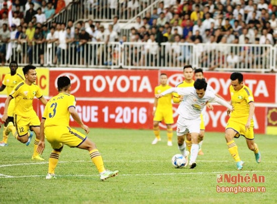 Một pha bóng trong trận SLNA - HAGL.