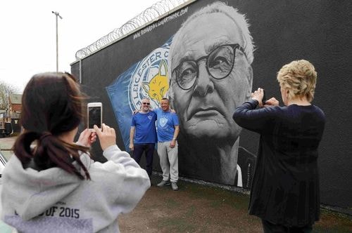 Sau 36 vòng, Leicester hôm qua chính thức đăng quang, trở thành tân vương Ngoại hạng Anh, biến những giấc mơ hoang đường nhất hồi đầu mùa của các fan CLB này thành hiện thực. Nhờ chiến công hiển hách nhất sự nghiệp này, Ranieri đang được nhiều người hâm mộ ở Leicester tôn sùng như một vị thánh.