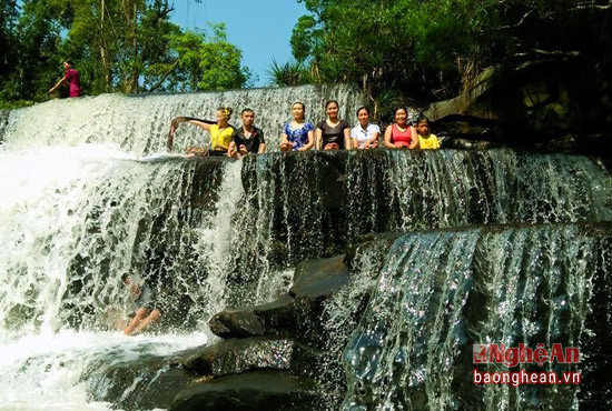 Nhiều khách du lịch tỏ ra thích thú khi lần đầu tiên được đến thác Bảy Tầng