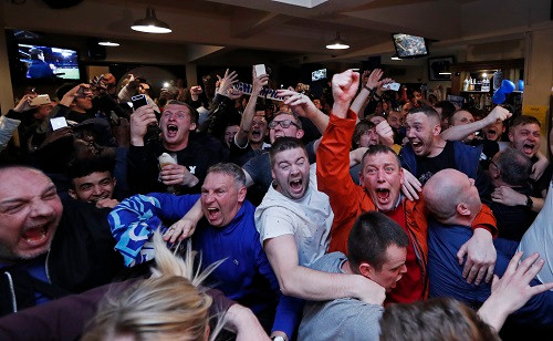 Giây phút không thể kìm nén của người hâm mộ Leicester. Ảnh: Reuters.