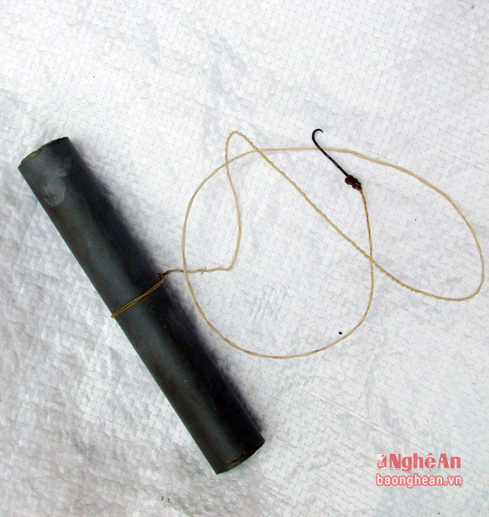 Eel-fishing requires cheap and simple gear, what needed is a 50cm-long fishing line knitted of several smaller lines to enhance the durability. One end of the fishing line is fixed to a 7-10 cm bamboo or plastic stick, the other is tied to the hook, which is a small, sharpened, ½ looped, stiff alloy fiber.