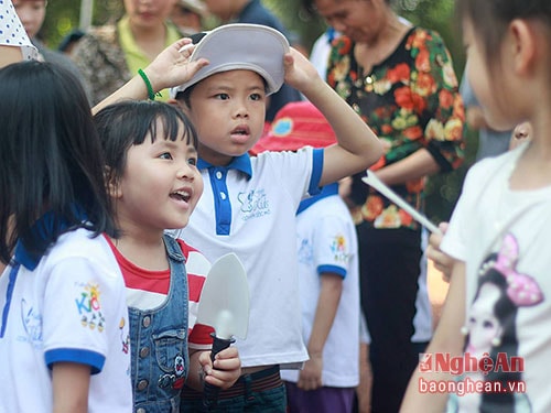 Tớ có xẻng rồi, tí nữa sẽ thi xem ai đào nhanh hơn.