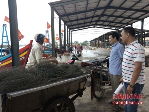 Ban bầu cử của xã gặp gỡ ngư dân tại cảng trao đổi thông tin, vận động bà con tranh thủ thời gian đi bỏ phiếu trong ngày 22/5