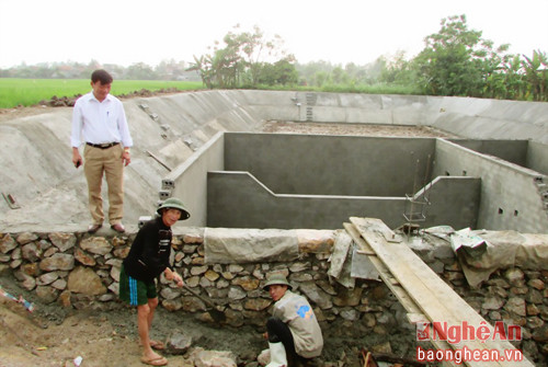 Ảnh 2: Ông Nguyễn Phi Long kiểm tra tiến độ, chất lượng công trình nhà máy nước xã Quỳnh Hồng