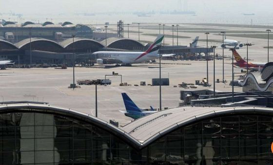 Máy bay hãng hàng không Emirates tại sân bay quốc tế Hong Kong.