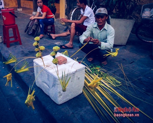 Một gian hàng thủ công ghi dấu sự khéo léo, tài hoa của người dân phố cổ