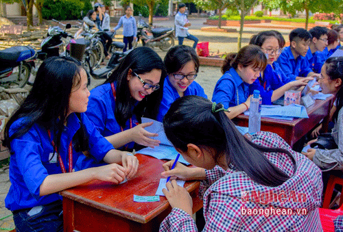 Các bạn tình nguyện viên cung cấp nhiều thông tin cần thiết về kỳ thi THPT Quốc gia 2016 cho các em học sinh