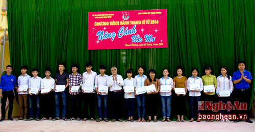 Chương trình còn mang đến những món quà ý nghĩa cho những học sinh vượt khó học giỏi 