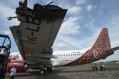 An investigator examines the wing of a Batik Air Boeing 737-800, which was damaged in a collision yesterday with another plane while on the runway at Halim Airport in Jakarta, Indonesia April 5, 2016 in this photo taken by Antara Foto. REUTERS/Widodo S Jusuf/Antara Foto ATTENTION EDITORS - THIS IMAGE HAS BEEN SUPPLIED BY A THIRD PARTY. IT IS DISTRIBUTED, EXACTLY AS RECEIVED BY REUTERS, AS A SERVICE TO CLIENTS. FOR EDITORIAL USE ONLY. NOT FOR SALE FOR MARKETING OR ADVERTISING CAMPAIGNS MANDATORY CREDIT. INDONESIA OUT. NO COMMERCIAL OR EDITORIAL SALES IN INDONESIA.